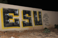  بالصور: منظمة "لا فاميليا" تخط شعارات ذات توجهات عنصرية على جدران مقبرة طاسو بيافا